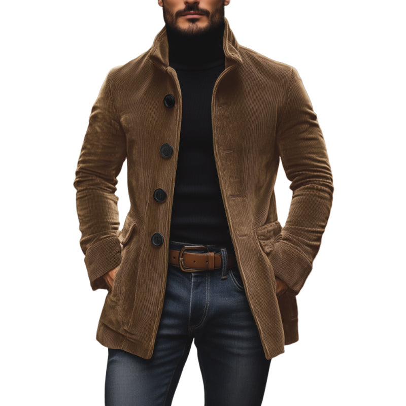 Mann in braunem Cordmantel mit schwarzen Knöpfen, schwarzem Rollkragenpullover und Jeans. Modischer Herbstlook für Herrenmode.