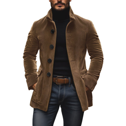 Mann in braunem Cordmantel mit schwarzen Knöpfen, schwarzem Rollkragenpullover und Jeans. Modischer Herbstlook für Herrenmode.