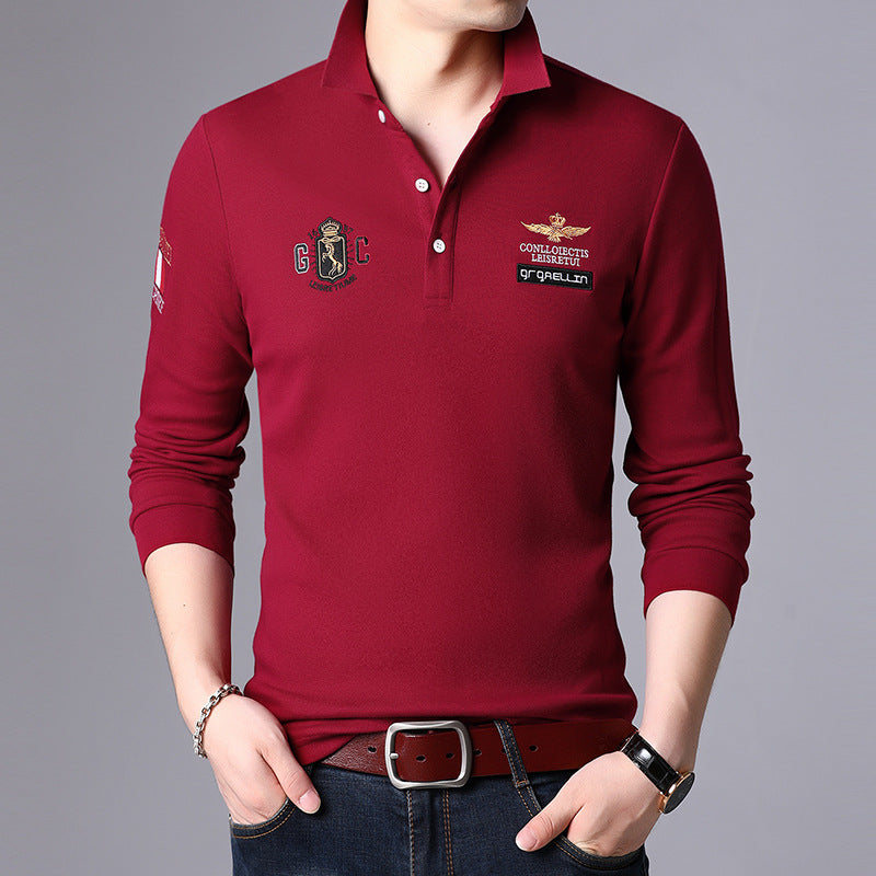 Mann trägt rotes Langarm-Poloshirt mit Stickereien, Jeans und braunem Gürtel. Modisches Herrenoutfit, lässiger Stil, elegante Freizeitkleidung.