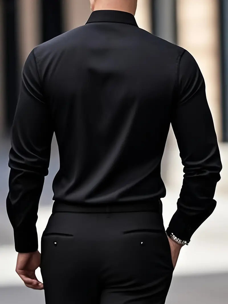 Eleganter Mann in schwarzem Hemd und Hose, Rückansicht. Businessmode, stilvoll, modern, urbaner Hintergrund. Perfekt für formelle Anlässe.