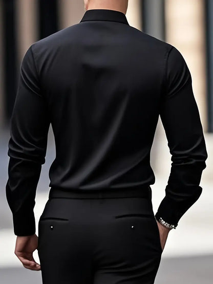 Eleganter Mann in schwarzem Hemd und Hose, Rückansicht. Businessmode, stilvoll, modern, urbaner Hintergrund. Perfekt für formelle Anlässe.