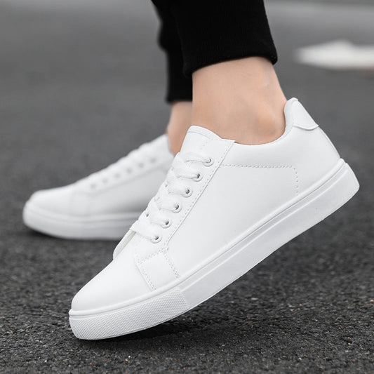 Weiße Sneaker auf Asphalt, minimalistisch und modern. Perfekt für Freizeit und Sport. Bequeme, stilvolle Schuhe für Damen und Herren.