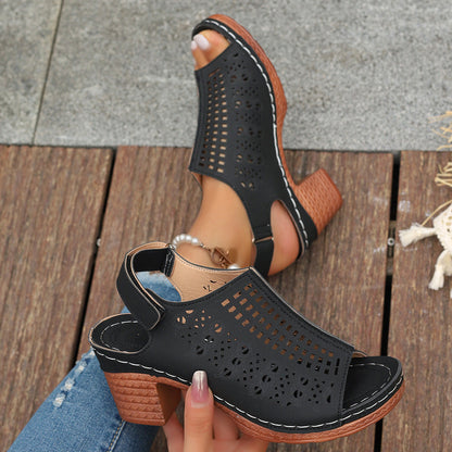 Offene Sandalen mit Hohldesign und Klettverschluss | Ideal für den Sommer