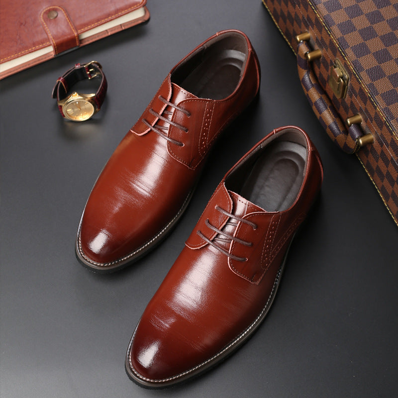 Braune Herren-Lederschnürschuhe auf schwarzem Hintergrund, neben einer Armbanduhr und einem karierten Koffer. Elegante Business-Schuhe für Herren.