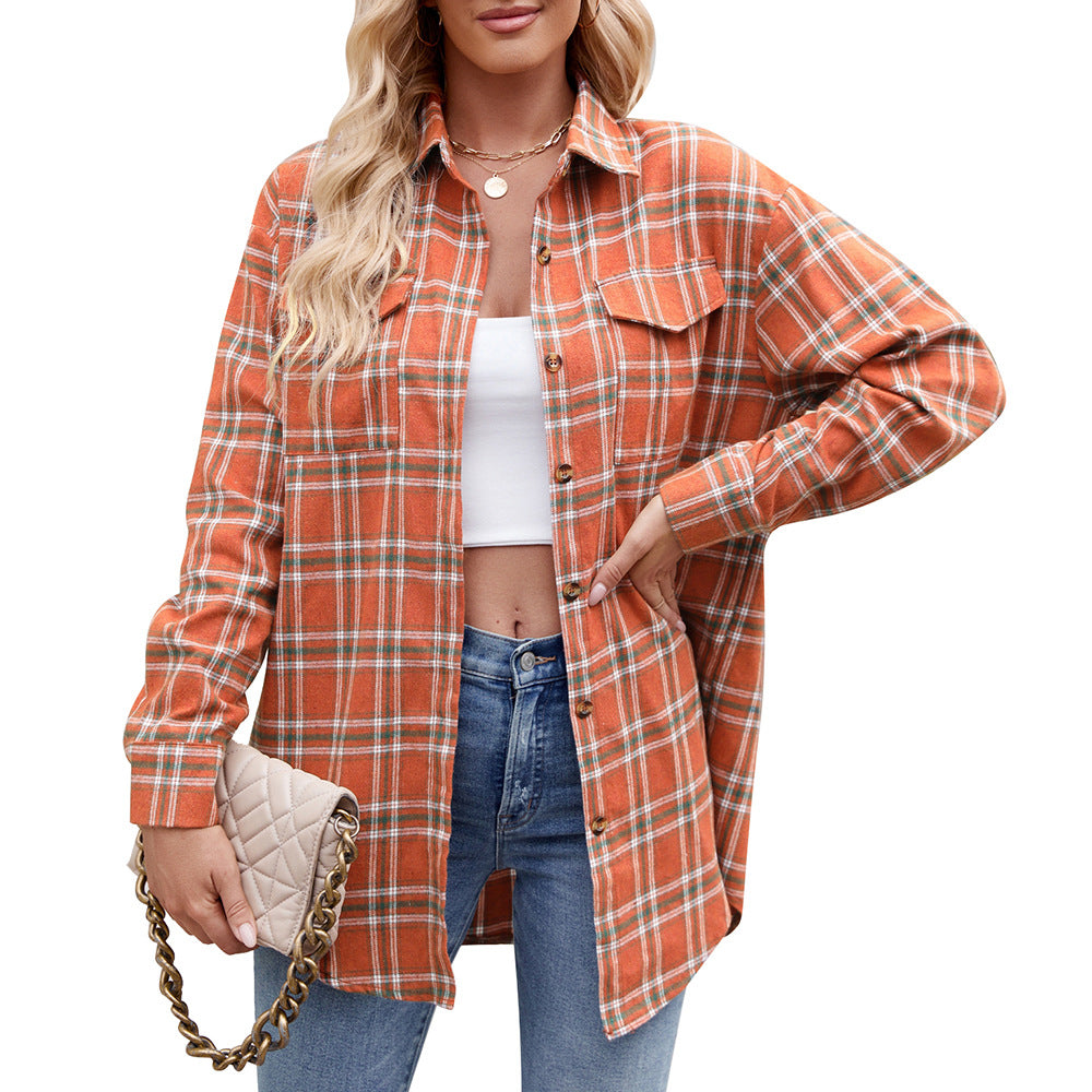 Frau in orange-kariertem Hemd, weißem Top und blauer Jeans, hält eine beige gesteppte Handtasche. Modetrend, lässiger Stil, Damenmode.
