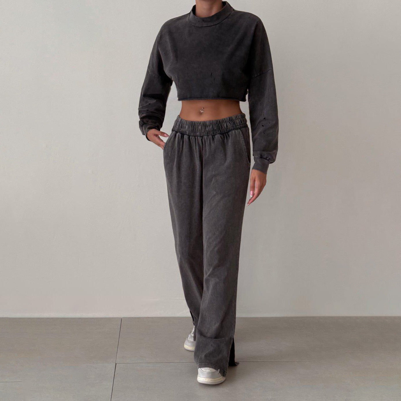Damen-Zweiteiler für den Herbst mit langärmligem Cropped-Top und Halber Rollkragen sowie locker geschnittener Hose