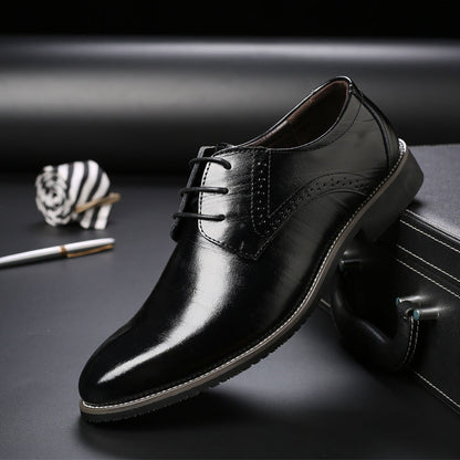 Schwarzer Herren-Lederschnürschuh auf Koffer, elegantes Design, glänzende Oberfläche, ideal für Business und formelle Anlässe.