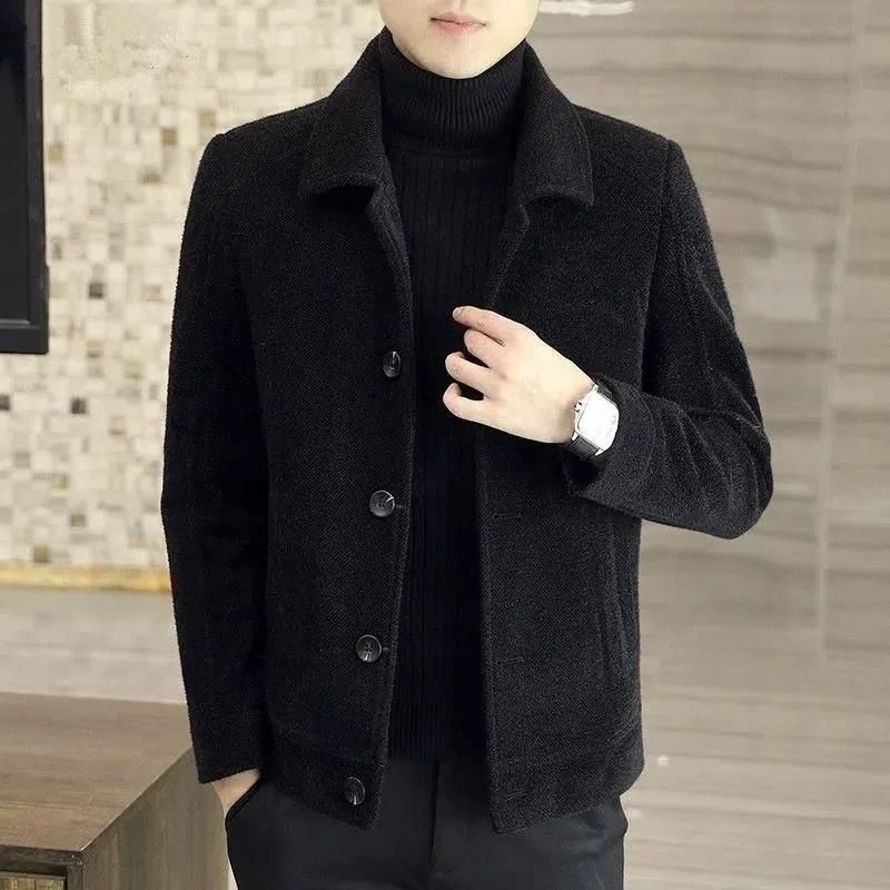Mann in schwarzer Wolljacke mit Rollkragenpullover, elegante Mode, moderne Herrenbekleidung, stilvoller Look, Armbanduhr, Innenraum.