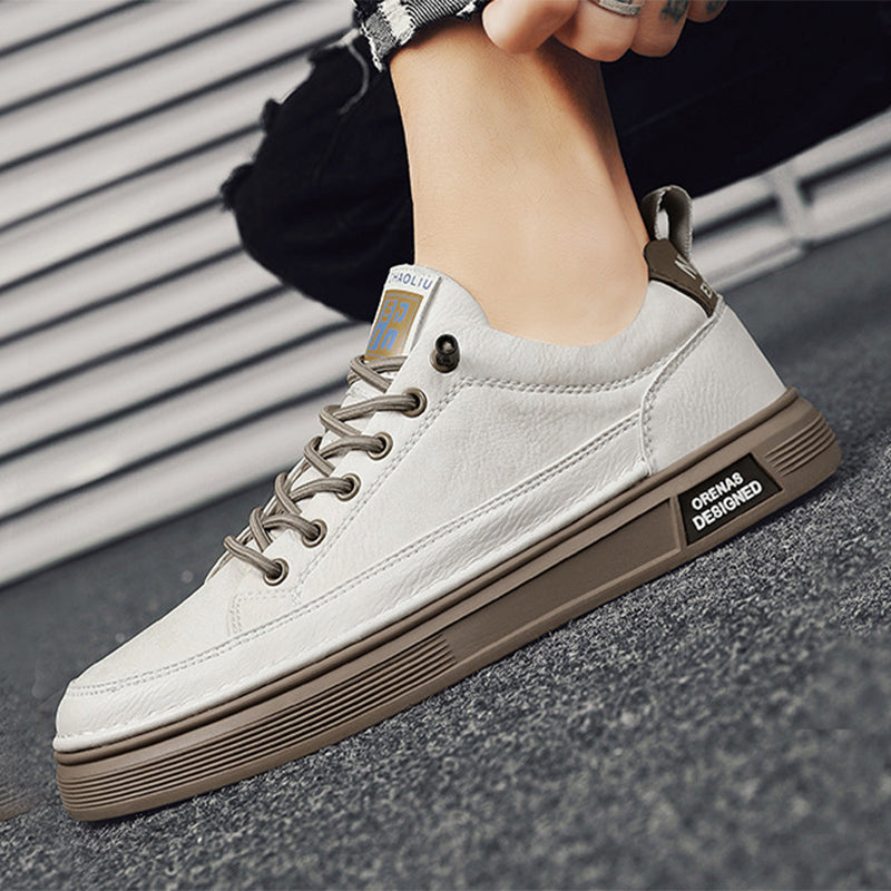 Weiße Sneaker mit brauner Sohle, seitlichem Logo und Schnürsenkeln. Moderner Freizeitschuh für Herren, ideal für urbanen Stil und Komfort.