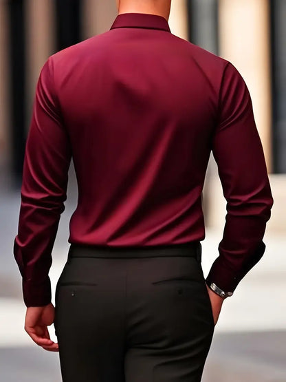 Rückansicht eines Mannes in einem eleganten, weinroten Hemd und schwarzen Hosen, gehend in urbaner Umgebung. Businessmode, Herrenbekleidung, Stil.