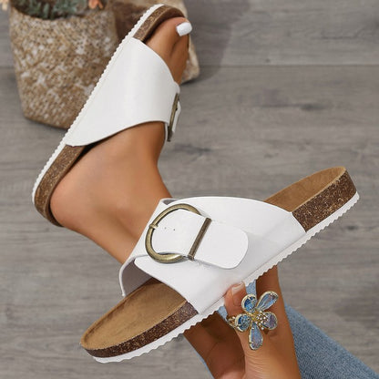 Flache Slip-On-Pantoletten mit Metalldetail | Ideal für den Sommer