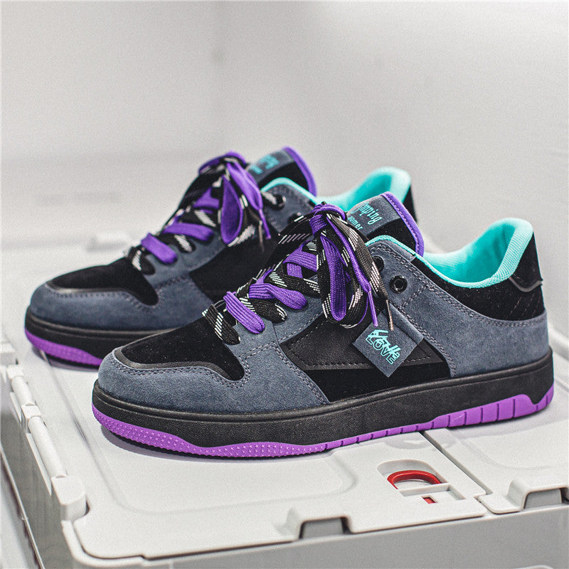 Schwarze und lila Sneaker mit türkisfarbenem Innenfutter auf weißem Hintergrund. Modische Sportschuhe, trendiges Design, bequeme Freizeitschuhe.