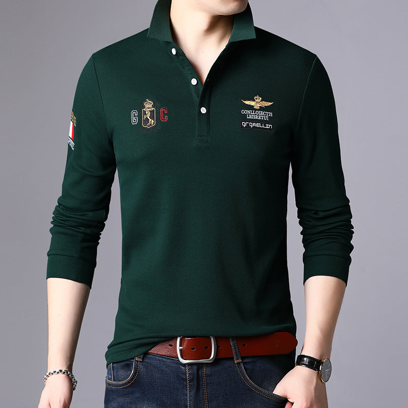 Dunkelgrünes Herren-Poloshirt mit Stickereien, langen Ärmeln und Knopfleiste. Modisches Design, ideal für Freizeit und Business.