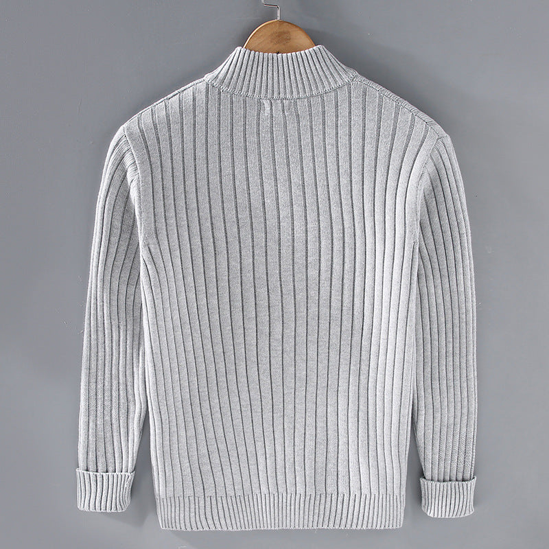 Grauer Strickpullover auf Holzkleiderbügel, Rückansicht. Modischer Herrenpullover, geripptes Design, warm und stilvoll. Ideal für Herbst- und Wintermode.