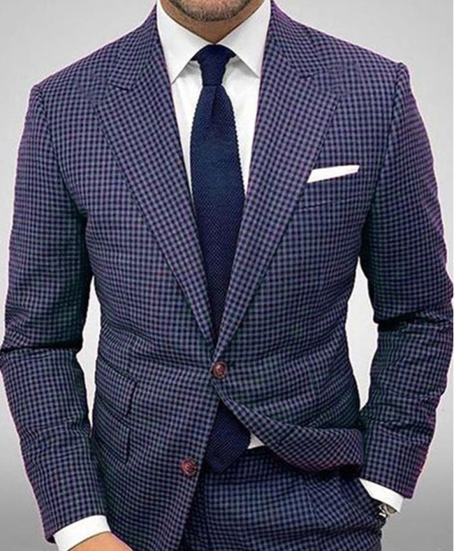 Mann im eleganten, karierten Anzug mit weißem Hemd und dunkelblauer Krawatte. Businessmode, Herrenanzug, stilvolle Kleidung.