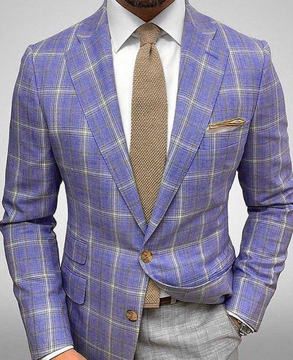 Mann im eleganten, karierten Anzug mit lila Muster, beiger Krawatte und Einstecktuch. Stilvolle Herrenmode, Business-Outfit, modischer Anzug.
