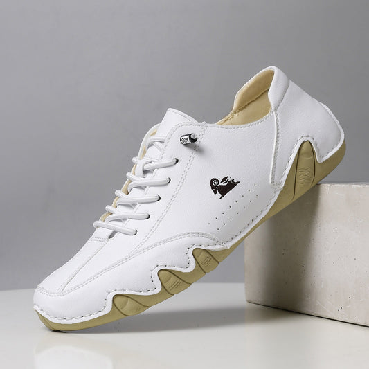 Weiße Herrenschuhe aus Leder mit beiger Sohle, seitlichem Logo und Schnürsenkeln. Modische Freizeitschuhe für Männer, ideal für Alltag und Sport.