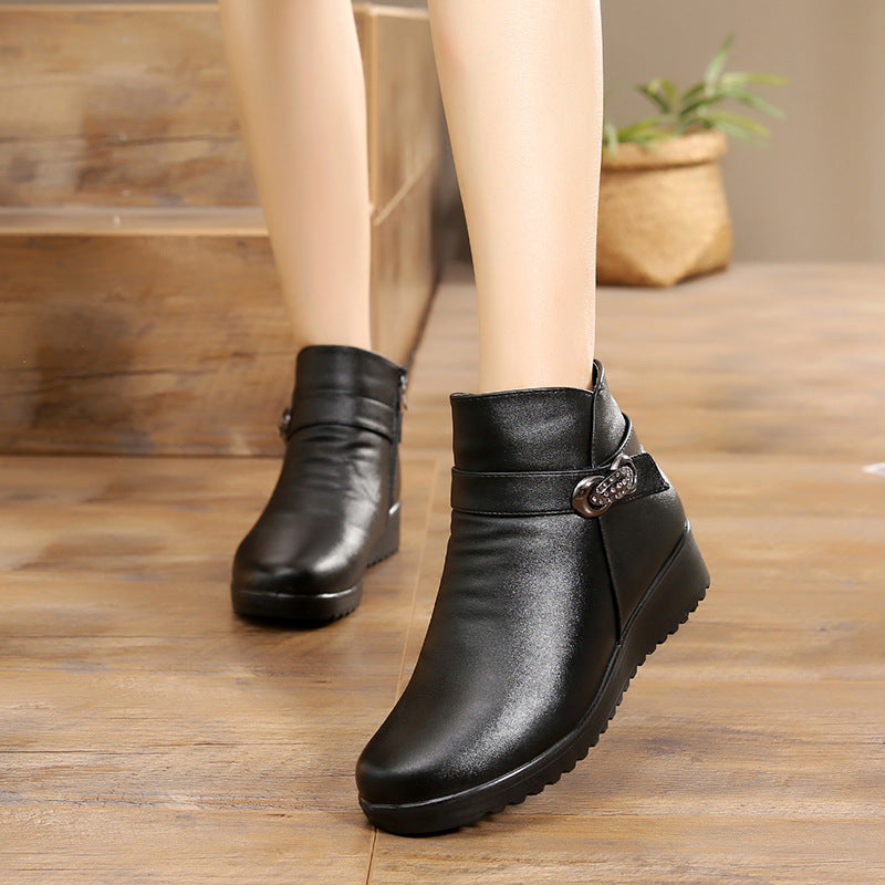 Schwarze Damen-Stiefeletten mit Keilabsatz, rutschfester Sohle und dekorativer Schnalle, ideal für Herbstmode und bequemen Alltagslook.