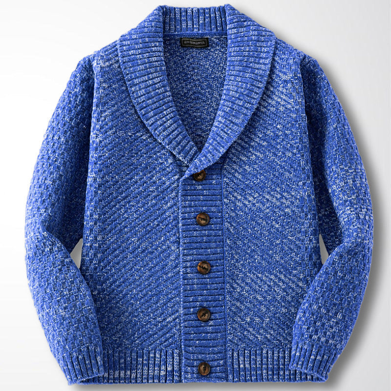 Blauer Strick-Cardigan mit Schalkragen und Holzknöpfen, Herrenmode, Winterkleidung, gemütlicher Pullover, strukturierte Oberfläche.