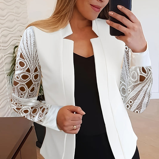 Frau in weißem Blazer mit Spitzenärmeln, schwarzem Top, macht Selfie. Modetrend, elegante Damenmode, stilvolle Kleidung, Büro-Outfit.