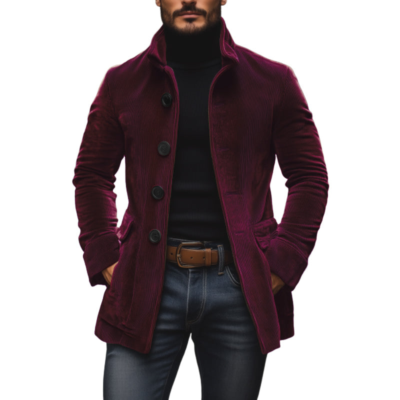 Mann in bordeauxrotem Cordmantel, schwarzem Rollkragenpullover und Jeans. Stilvolle Herbstmode, elegante Herrenbekleidung, modischer Look.