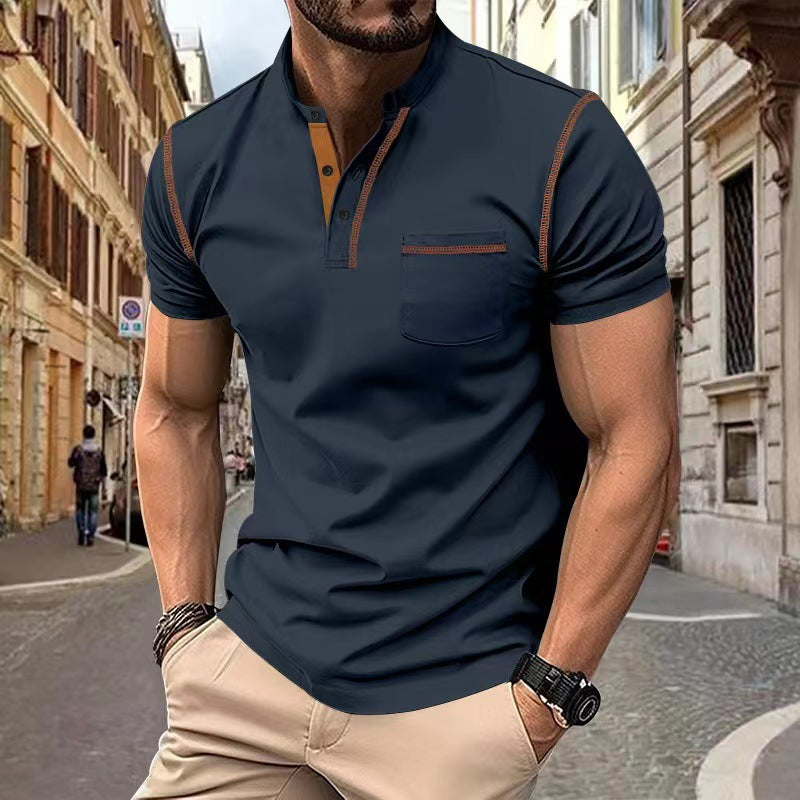 Mann in dunkelblauem Polohemd und beiger Hose auf einer städtischen Straße. Mode, Herrenbekleidung, Freizeitlook, urbane Kulisse.