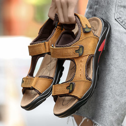 Braune Ledersandalen mit Klettverschluss, ergonomischer Sohle und schwarzem Profil. Ideal für Outdoor-Aktivitäten und Sommermode.