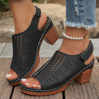 Offene Sandalen mit Hohldesign und Klettverschluss | Ideal für den Sommer