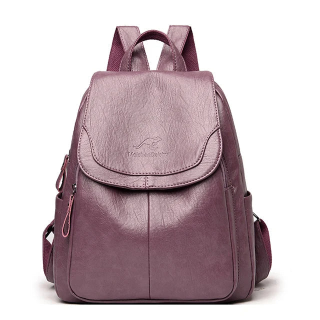 Lila Damenrucksack aus Leder mit Reißverschlusstaschen, verstellbaren Trägern und Klappverschluss. Stilvoller, moderner Rucksack für Alltag und Reisen.