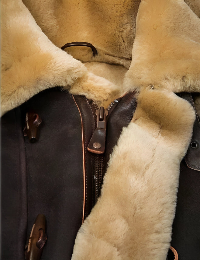 Braune Lederjacke mit beigem Lammfellfutter, Reißverschluss und Knebelknöpfen. Wintermode, warme Oberbekleidung, stilvolle Herrenjacke.
