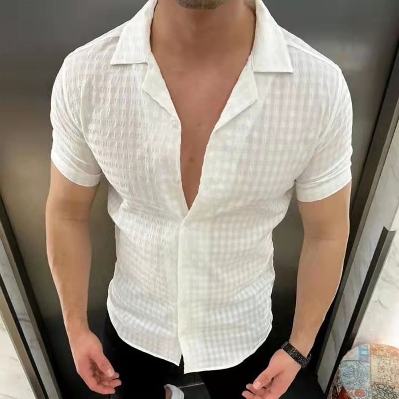 Weißes Herrenhemd mit kurzen Ärmeln, offenem Kragen und kariertem Muster. Modischer Sommerlook, ideal für Freizeit und elegante Anlässe.
