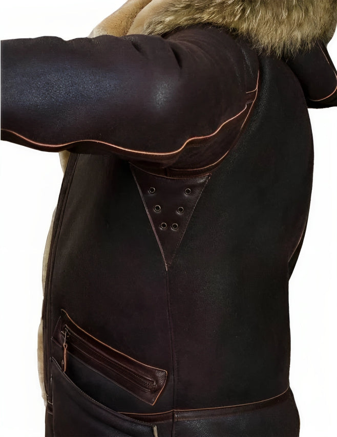Braune Lederjacke mit Fellkragen, seitlicher Reißverschlusstasche und dekorativen Nieten. Hochwertige Winterjacke für Herren.