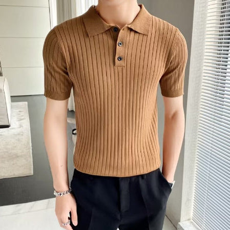 Braunes, geripptes Poloshirt für Herren, kurzärmelig, modern und stilvoll, ideal für Freizeitmode. Perfekt kombiniert mit schwarzer Hose.