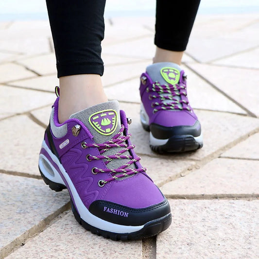 Lila Damen-Sneaker mit dicker Sohle, schwarzem und grauem Akzent, ideal für Outdoor-Aktivitäten. Bequeme Sportschuhe für Damen.