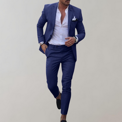 Mann in blauem Anzug mit weißem Hemd und Einstecktuch, schwarze Schuhe. Elegante Herrenmode, Business-Look, stilvoller Anzug für formelle Anlässe.