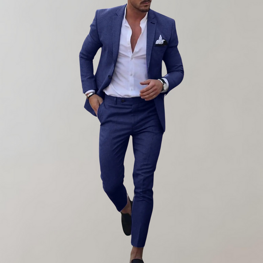 Mann in blauem Anzug mit weißem Hemd und Einstecktuch, schwarze Schuhe. Elegante Herrenmode, Business-Look, stilvoller Anzug für formelle Anlässe.