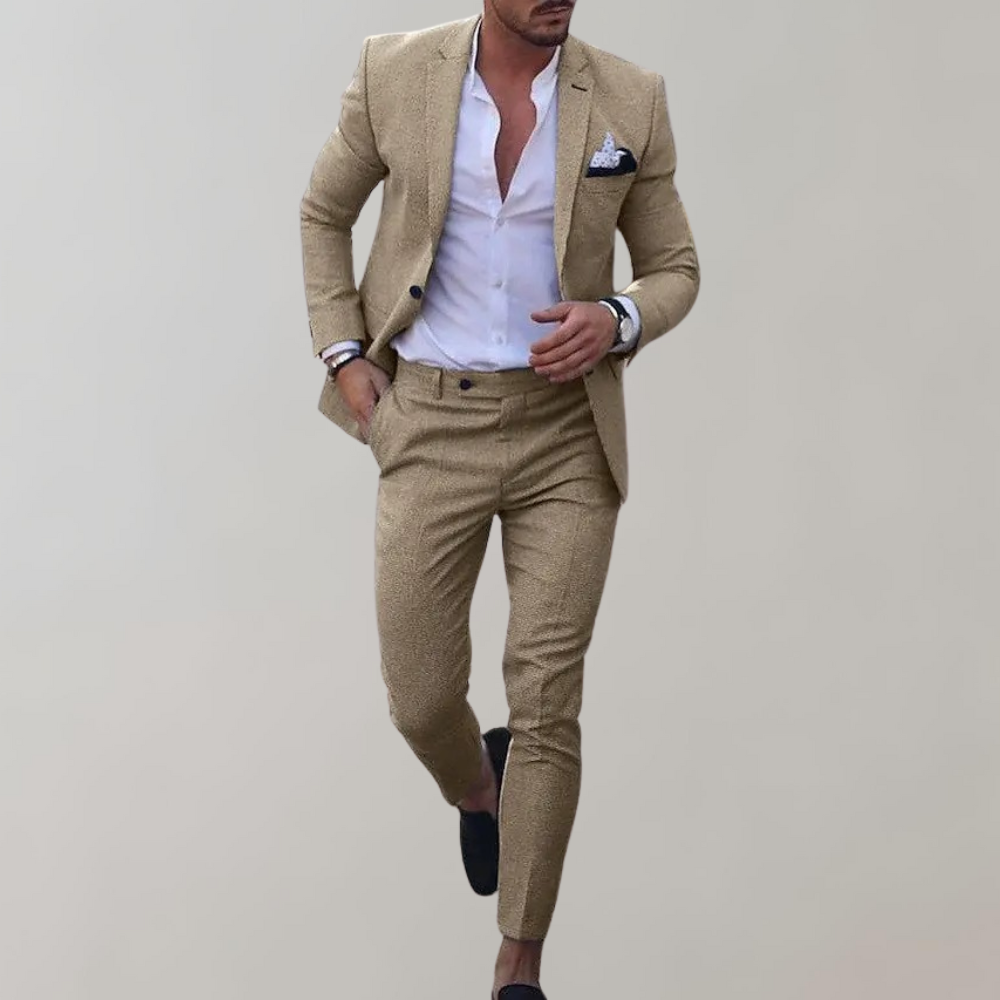 Eleganter Mann in beigem Anzug mit weißem Hemd und Einstecktuch, schwarze Schuhe. Mode, Herrenanzug, stilvoll, modern, Business-Look.