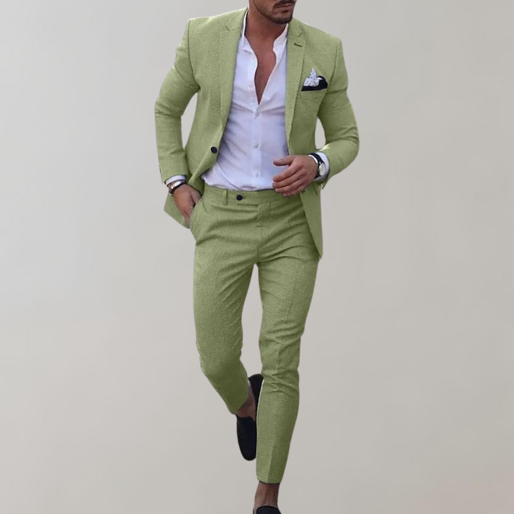 Mann in hellgrünem Anzug mit weißem Hemd und Einstecktuch, schwarze Schuhe. Eleganter Herrenstil, modischer Business-Look, trendige Herrenmode.