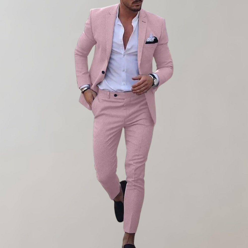 Eleganter Mann im rosa Anzug mit weißem Hemd und Einstecktuch, schwarze Schuhe. Stilvolle Herrenmode, Business-Look, modischer Anzug.