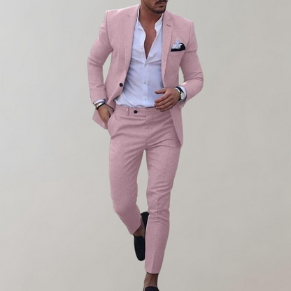 Eleganter Mann im rosa Anzug mit weißem Hemd und Einstecktuch, schwarze Schuhe. Stilvolle Herrenmode, Business-Look, modischer Anzug.