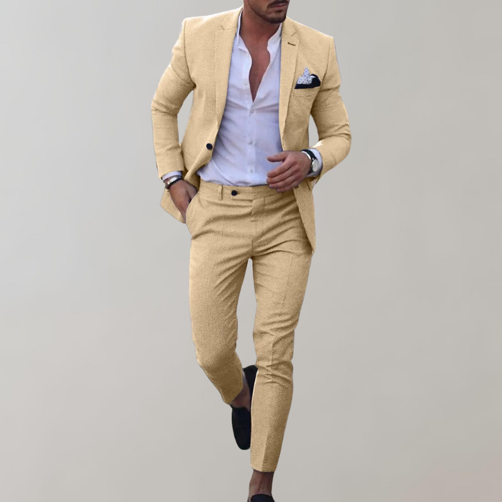 Mann in beigem Anzug mit weißem Hemd und Einstecktuch, schwarze Schuhe, stilvolle Herrenmode, elegantes Business-Outfit, moderne Herrenbekleidung.