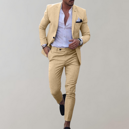 Mann in beigem Anzug mit weißem Hemd und Einstecktuch, schwarze Schuhe, stilvolle Herrenmode, elegantes Business-Outfit, moderne Herrenbekleidung.