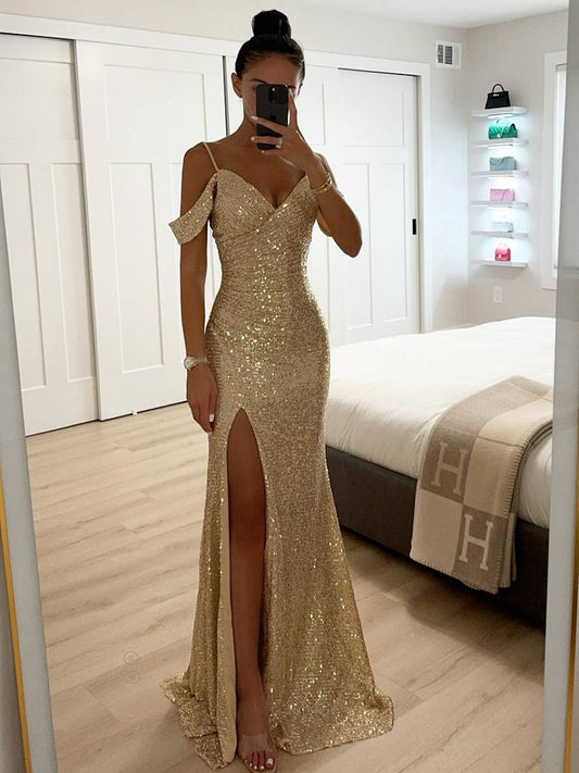 Elegantes, goldenes Abendkleid mit Pailletten und hohem Beinschlitz, getragen von einer Frau in einem modernen Schlafzimmer mit Spiegel.