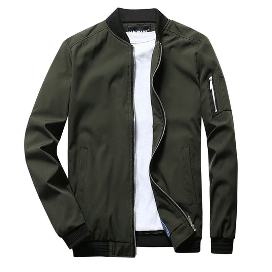 Dunkelgrüne Bomberjacke für Herren, Reißverschluss, Taschen, lässiger Stil, ideal für Herbstmode, kombiniert mit weißem T-Shirt.