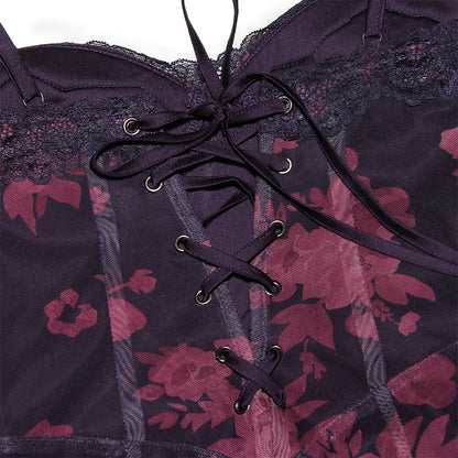 Lila Spitzen-BH mit floralen Mustern und Schnürung, elegante Damenunterwäsche, verführerisches Dessous-Design, sinnliche Mode.