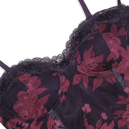 Damen-Spitzen-BH in Dunkelviolett mit floralen Mustern, verstellbaren Trägern und zarter Spitze. Elegante Dessous für stilvolle Mode.