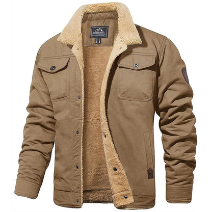 Braune Herren-Winterjacke mit Teddyfutter, Knopfleiste und Brusttaschen. Robuste Outdoor-Jacke für kalte Temperaturen. Ideal für Herbst und Winter.