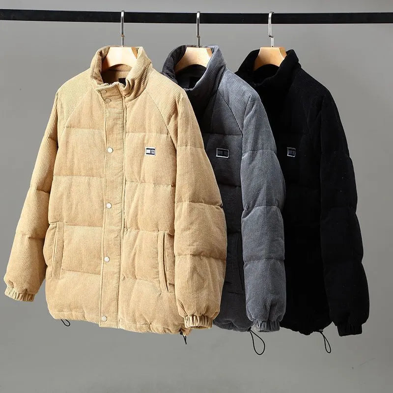Isolierte Winterjacke mit warmem Futter und minimalistischem Design