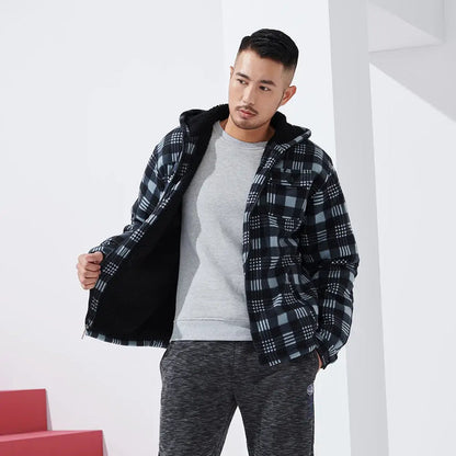 Mann in kariertem Flanellhemd mit Kapuze, grauem Sweatshirt und Jogginghose. Modetrend, Herrenbekleidung, lässiger Stil.