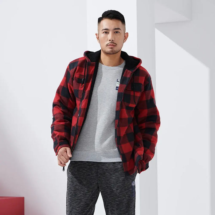 Mann in roter karierten Jacke mit Kapuze, grauem Sweatshirt und dunkler Jogginghose. Modetrend, Herrenbekleidung, lässiger Stil.
